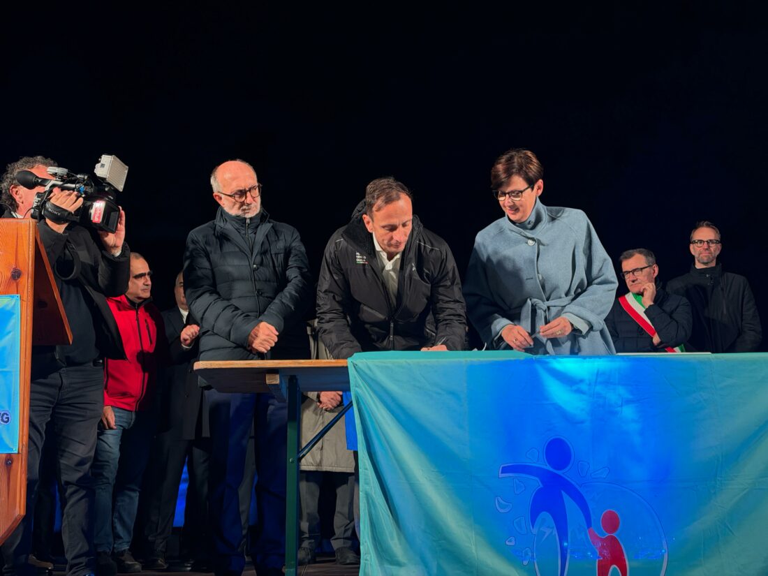 Fedriga firma la pergamena di Fondazione Progettoautismo Fvg