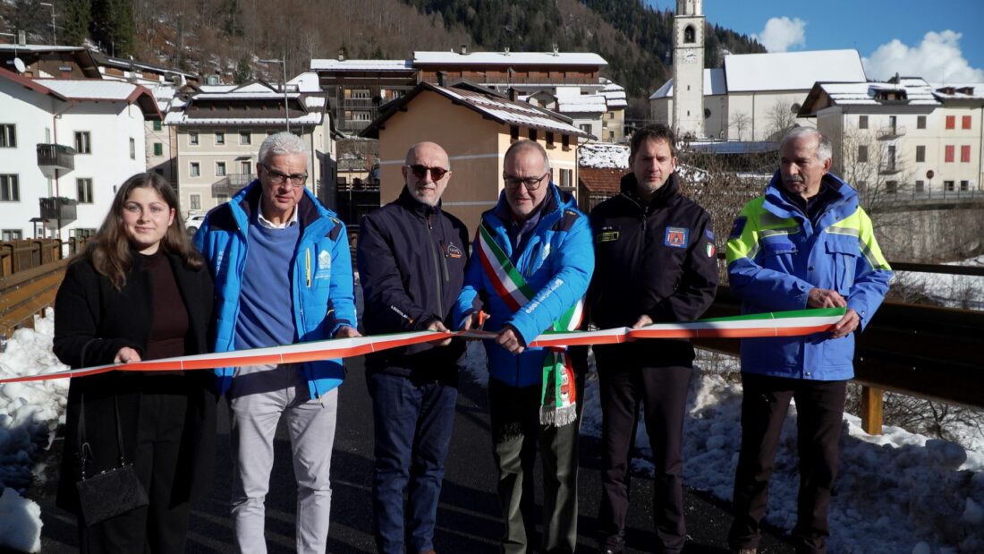 Al centro l'assessore Riccardi al taglio del nastro