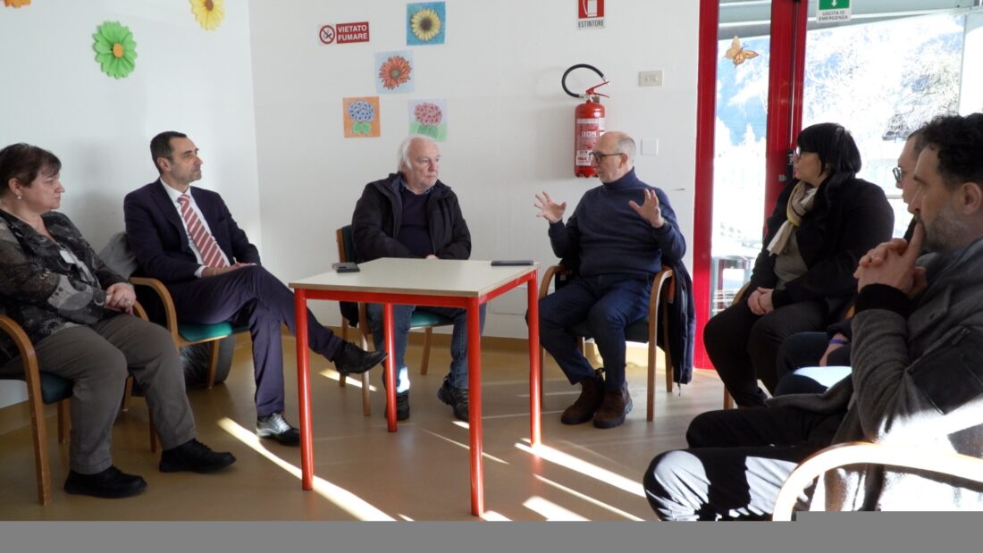 L'assessore regionale Riccardo Riccardi durante la visita alla casa di riposo di Ampezzo
