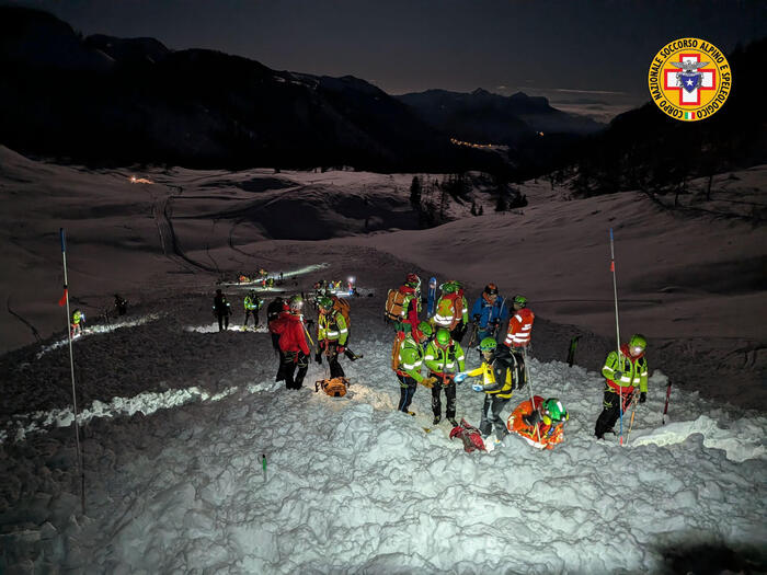 Una foto distribuita dal Soccorso Alpino del Friuli Venezia Giulia mostra un moneto dei soccorsi alla ricerca dei dispersi nelle valanghe cadute a Casera Razzo, sul monte Tiarfin. Trieste, 1 febbraio 2026.
