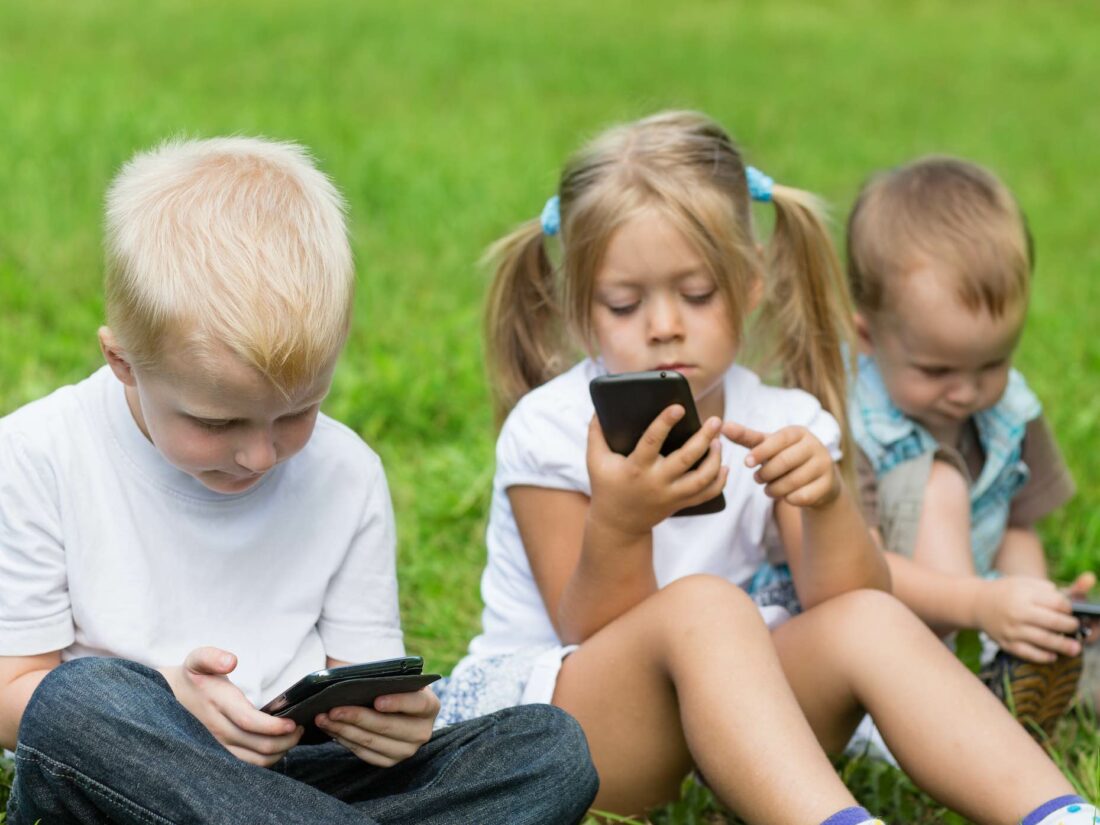 Bambini al cellulare