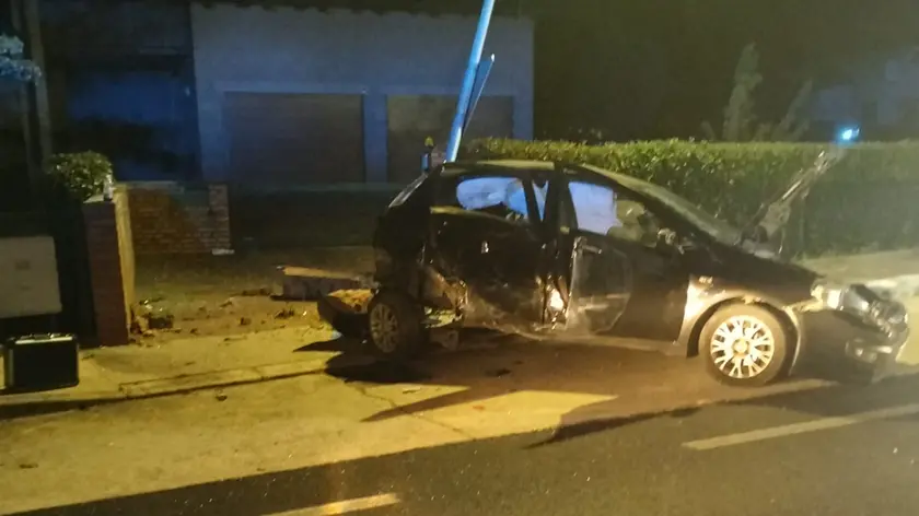 Auto contro un palo a Pavia di Udine, nessun ferito grave